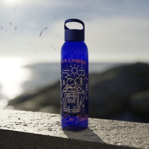 Botella de agua de Tritan para el Camino de Santiago, mirando a las montañas hacia la Vieira