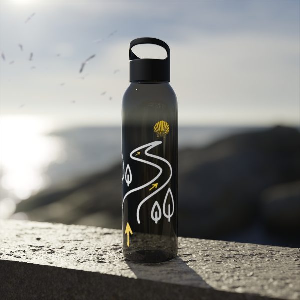 Botella de agua de Tritan a través del bosque en el Camino de Santiago