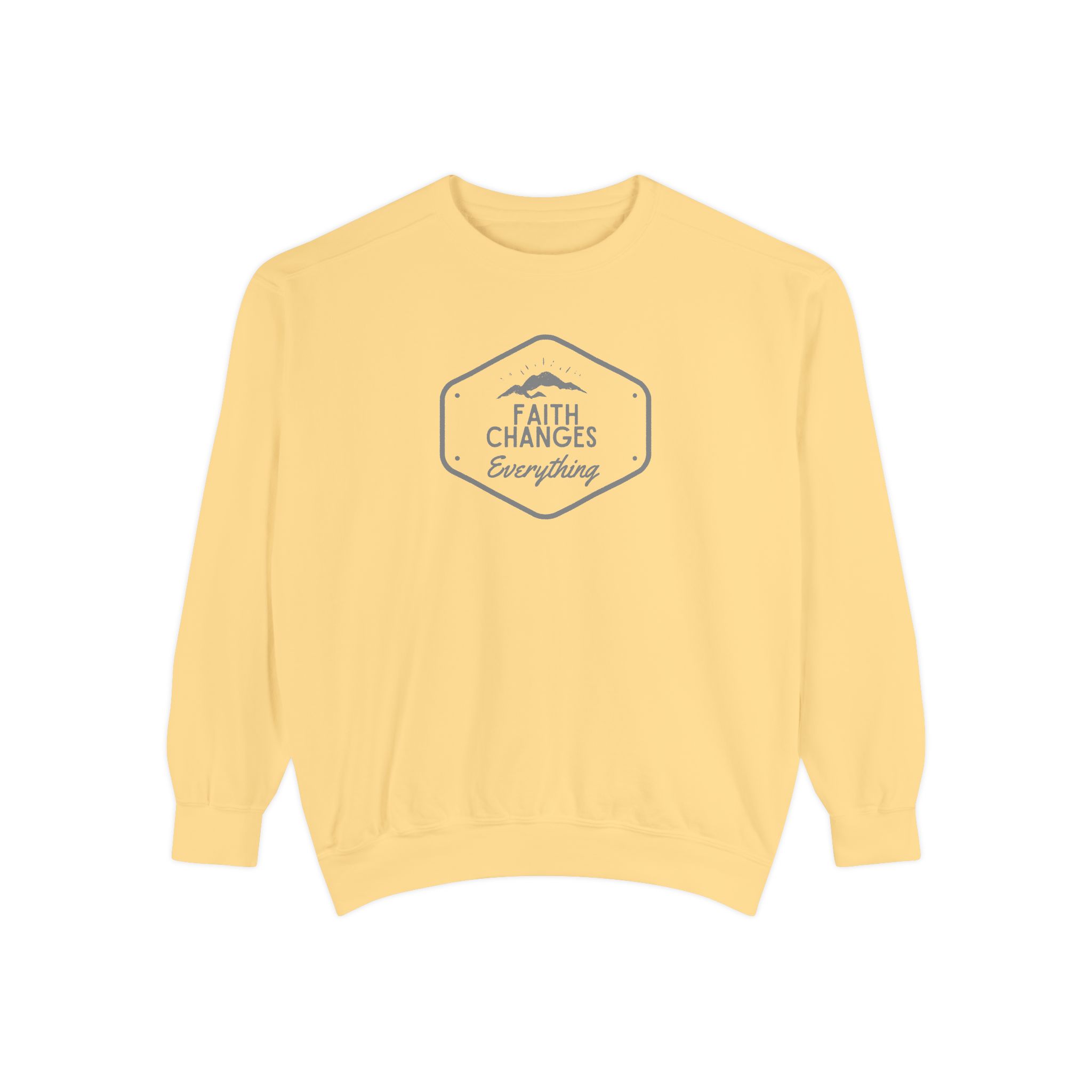 "Faith Changes Everything" Mountain Badge Vintage Garment-Dyed Sweatshirt - Imagen 6