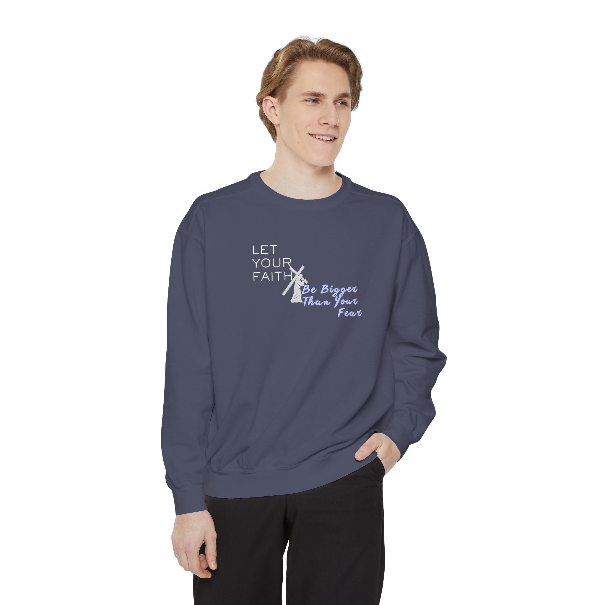Faith Over Fear – "The Cross Bearer" Vintage Garment-Dyed Sweatshirt - Imagen 10