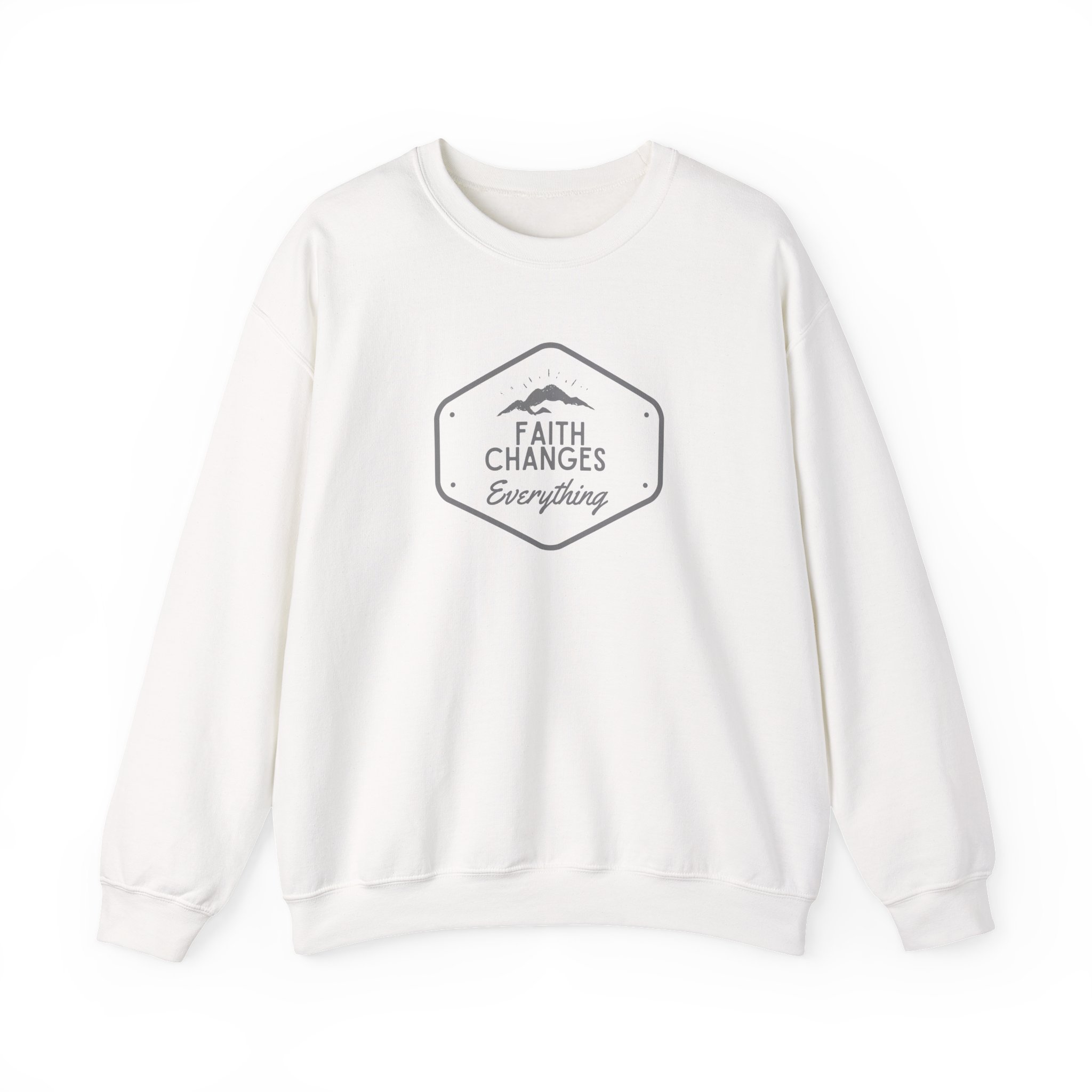 Faith Changes Everything – "Mountain Badge" Classic Heavy Blend Crewneck Sweatshirt - Imagen 3