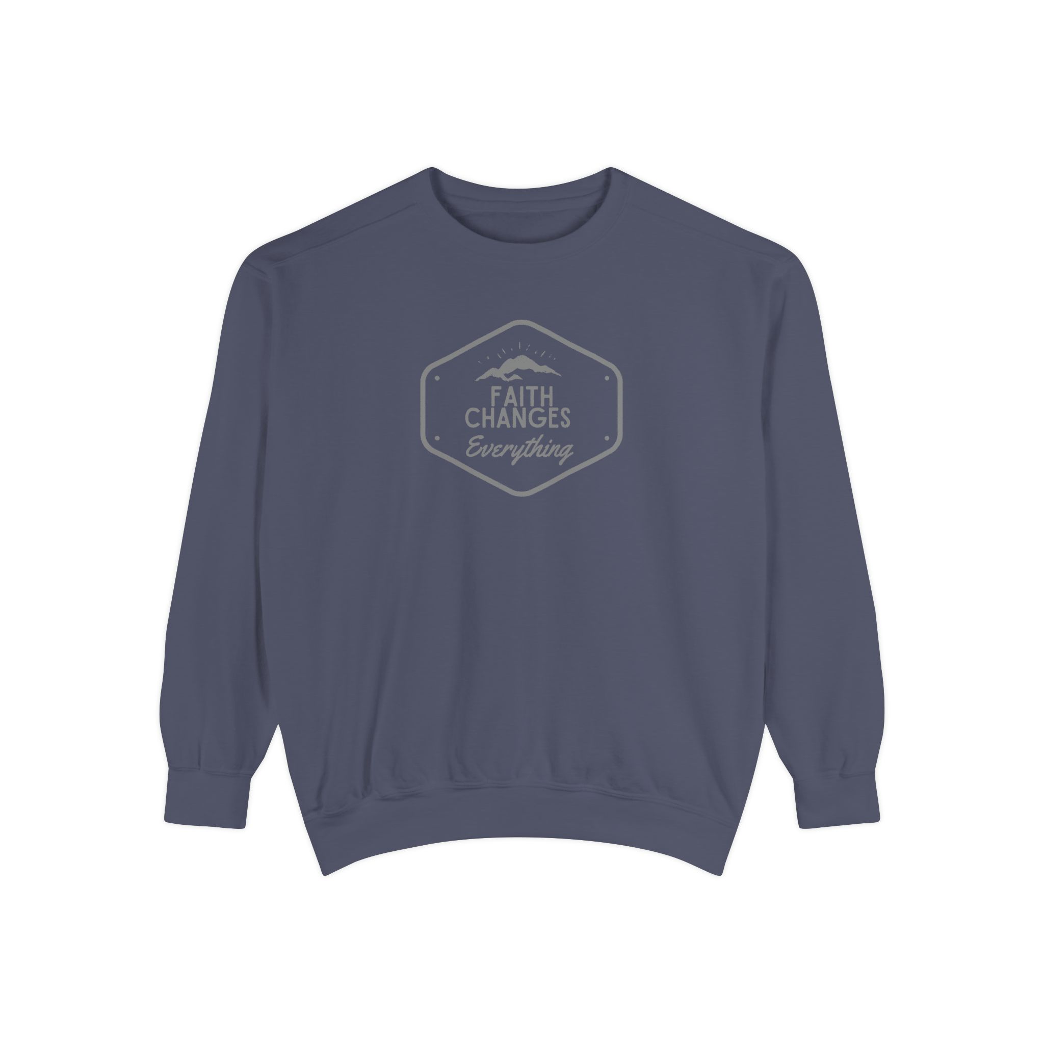 "Faith Changes Everything" Mountain Badge Vintage Garment-Dyed Sweatshirt - Imagen 2