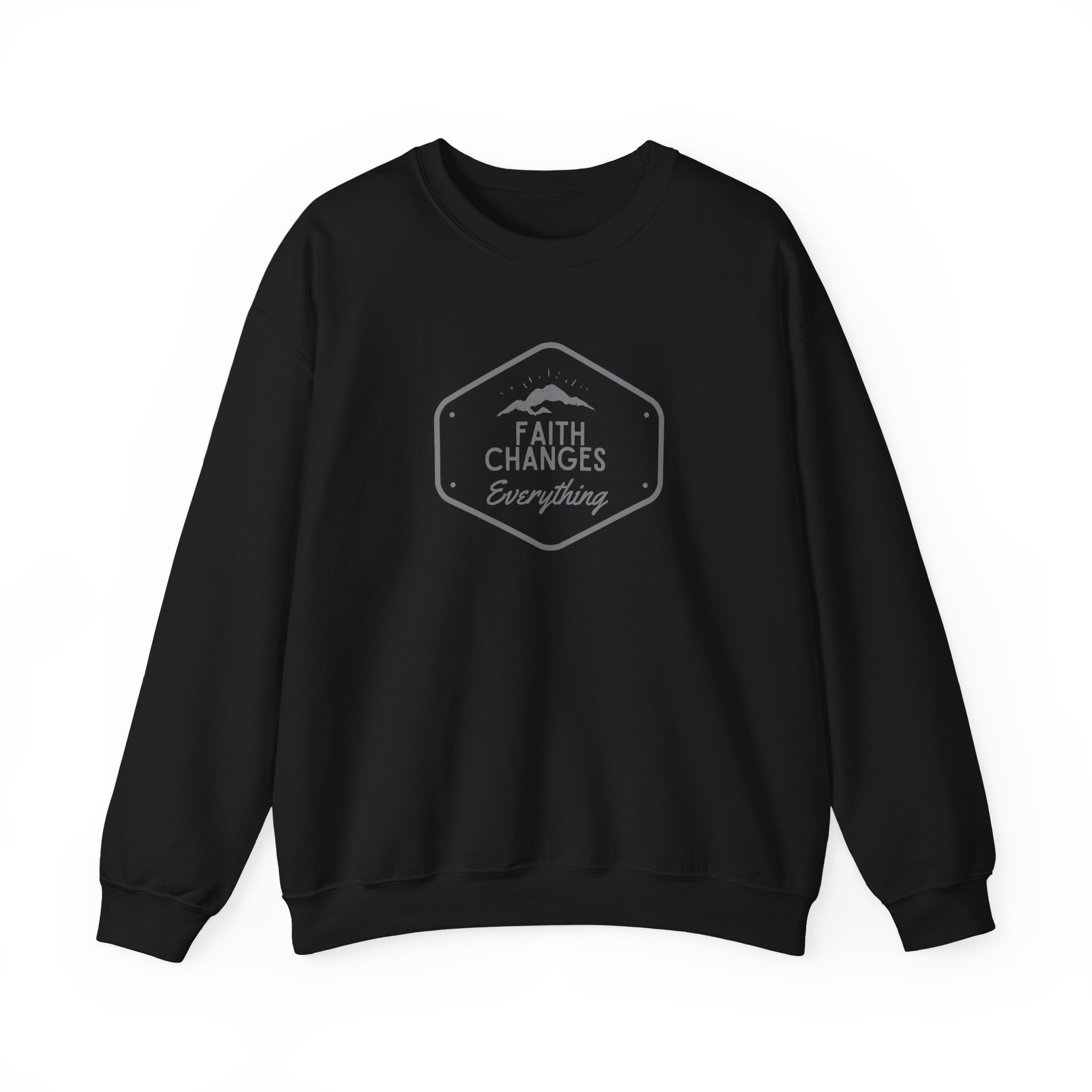 Faith Changes Everything – "Mountain Badge" Classic Heavy Blend Crewneck Sweatshirt - Imagen 4