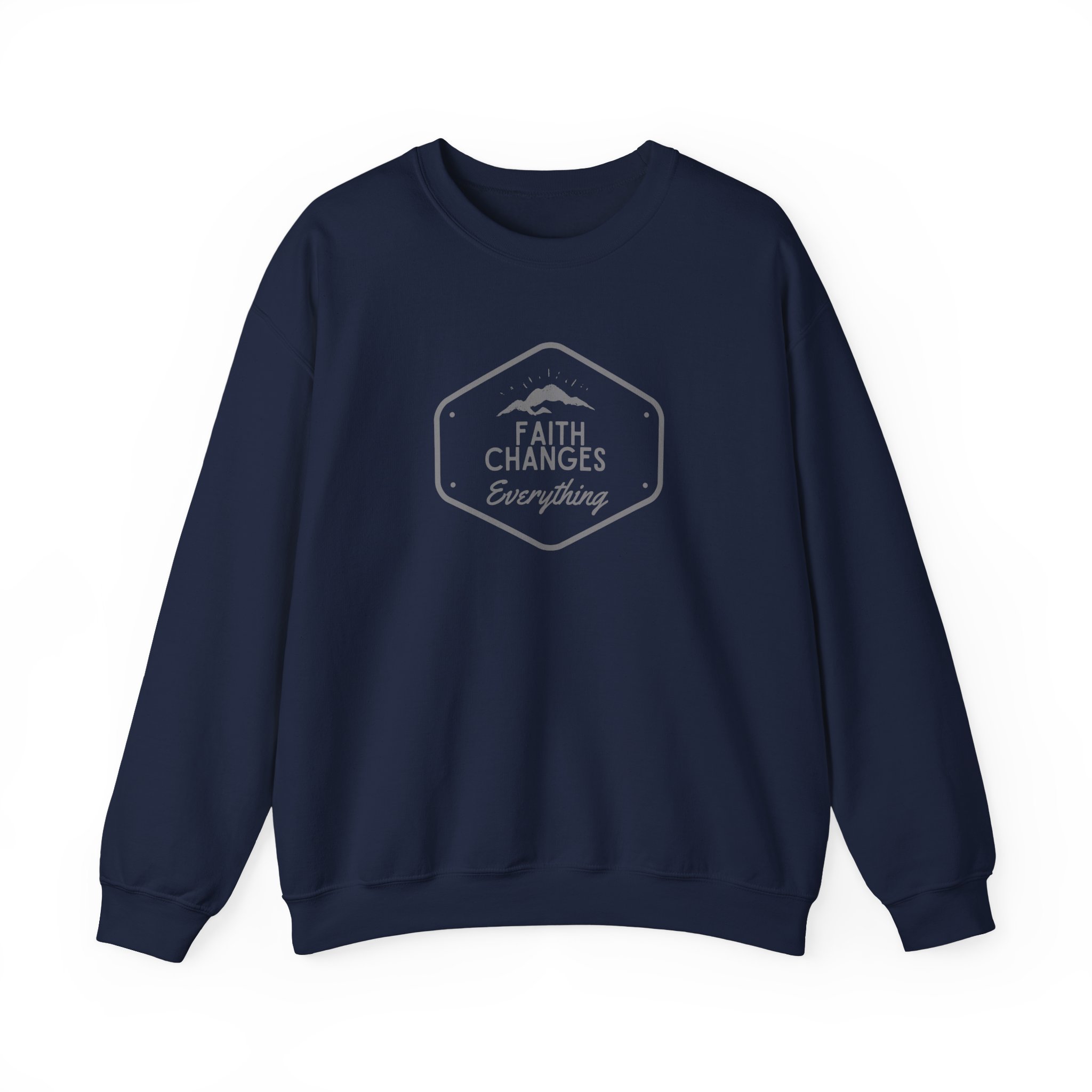 Faith Changes Everything – "Mountain Badge" Classic Heavy Blend Crewneck Sweatshirt - Imagen 5
